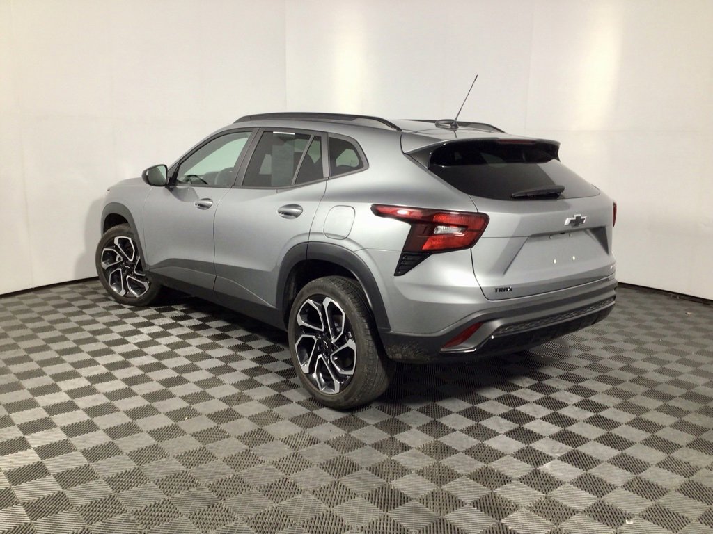 Used 2025 Chevrolet Trax RS image 7