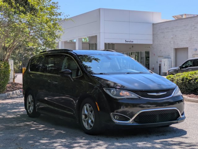 Used 2017 Chrysler Pacifica Touring-L w/ Tire & Wheel Group FWD image 3