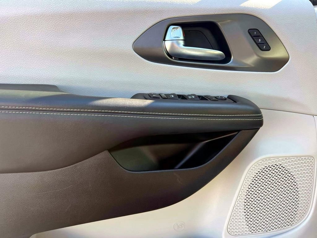 Used 2023 Chrysler Pacifica Touring-L image 16