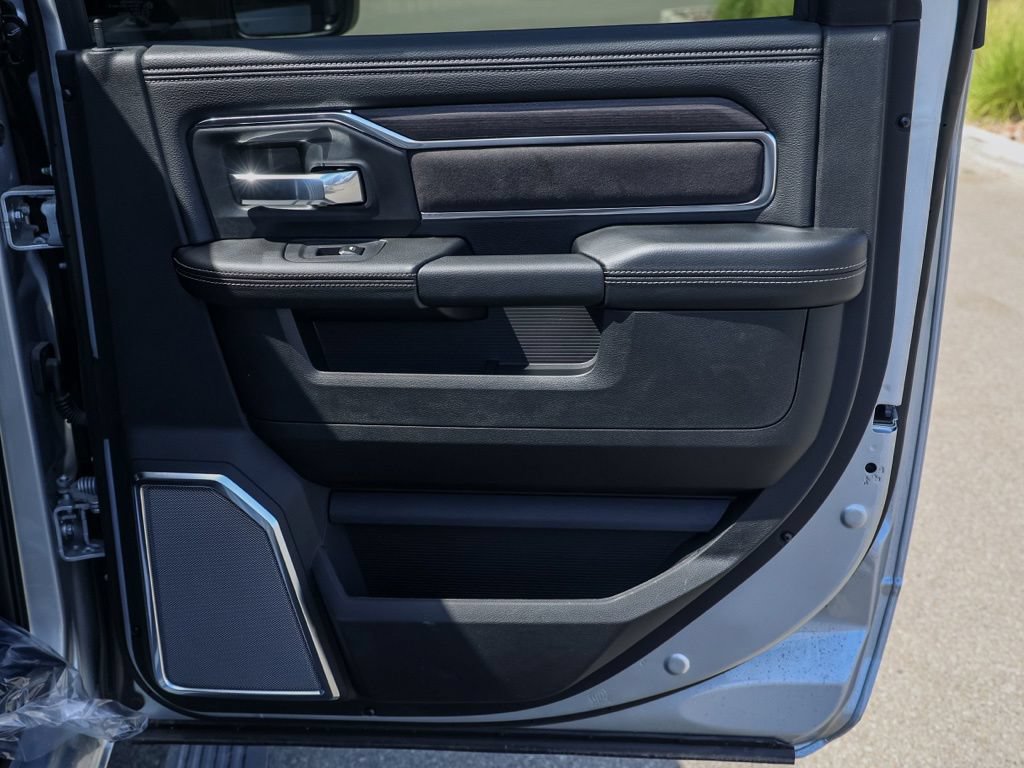 New 2026 RAM 3500 Laramie AWD/4WD image 18
