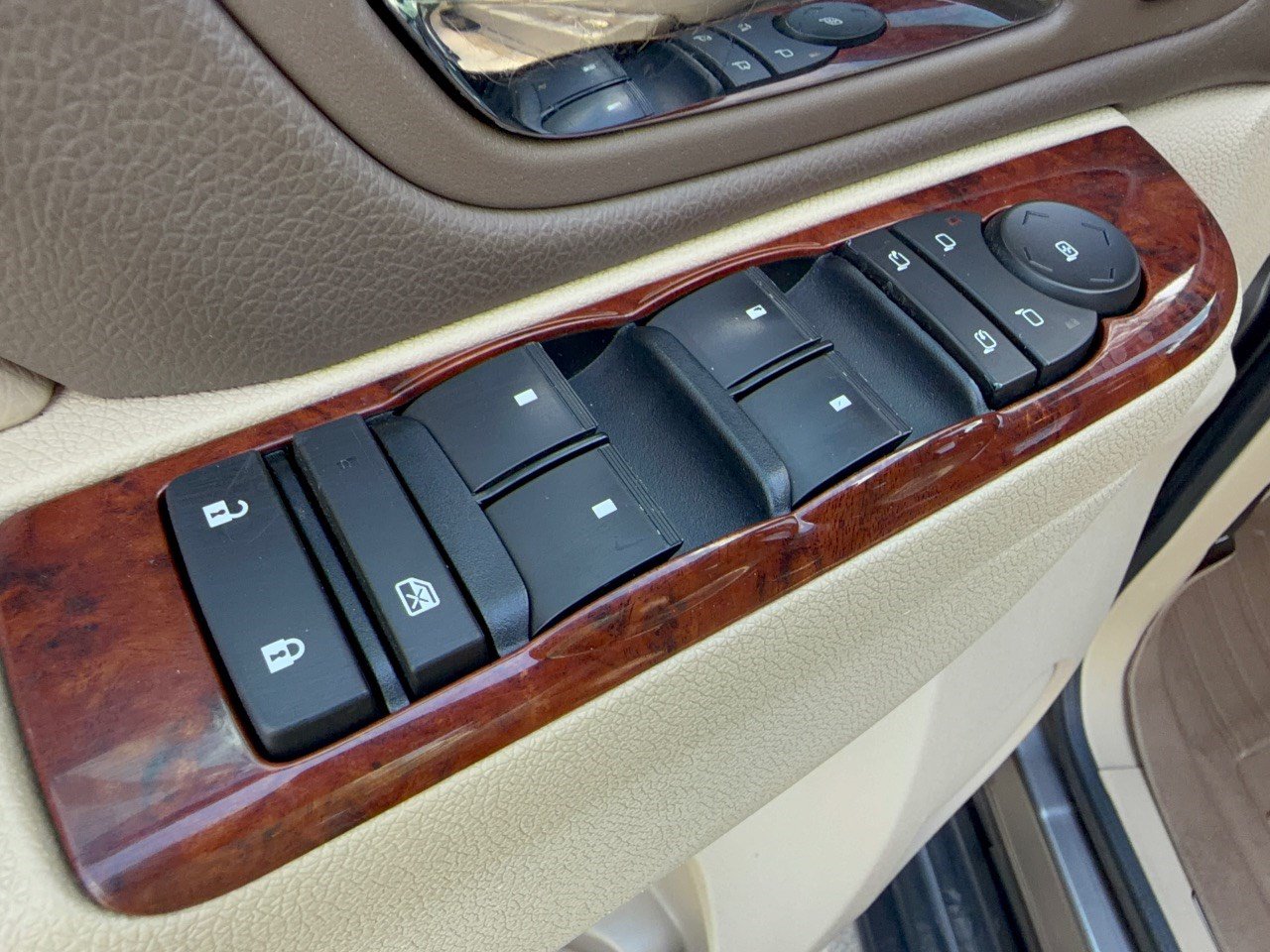 Used 2011 Chevrolet Suburban LTZ RWD image 15
