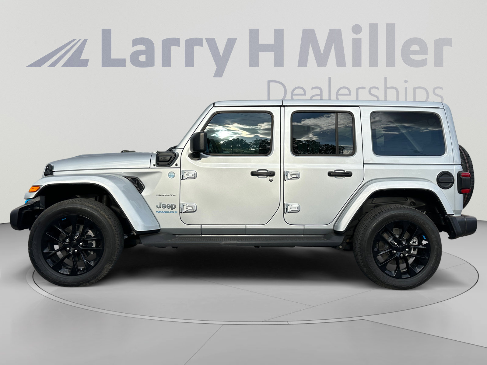 Used 2023 Jeep Wrangler Unlimited Sahara w/ Cold Weather Group AWD/4WD image 2
