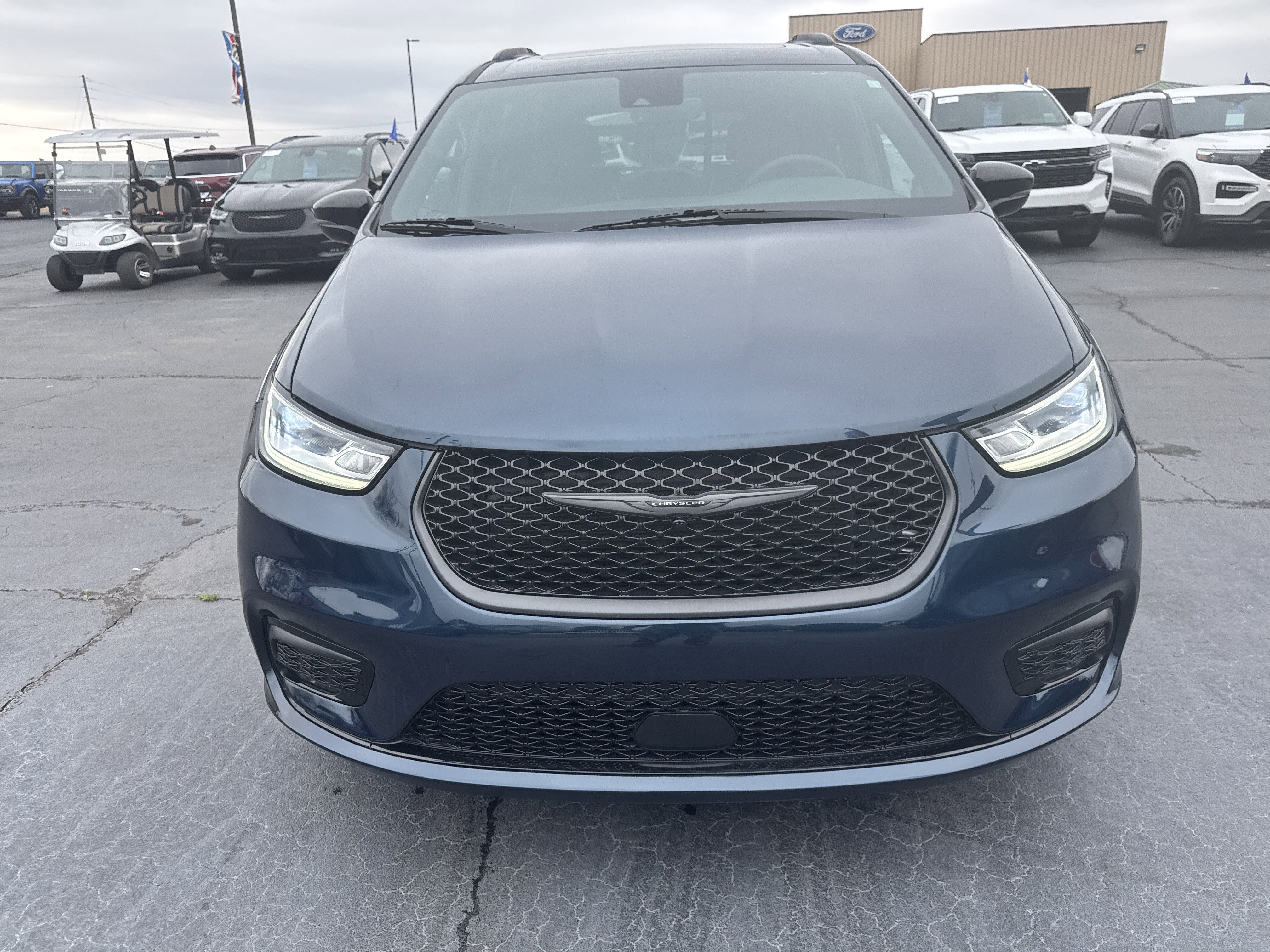 Used 2025 Chrysler Pacifica Limited image 3