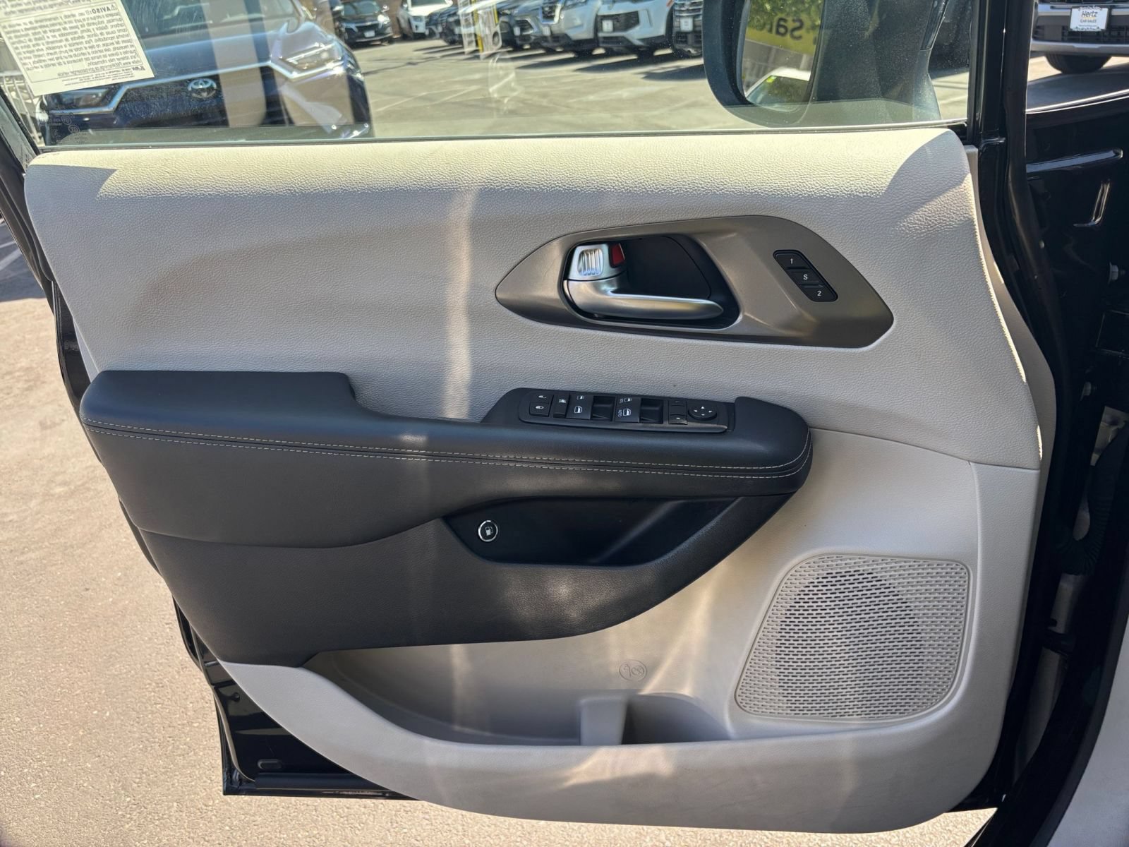 Used 2023 Chrysler Pacifica Touring-L FWD image 18