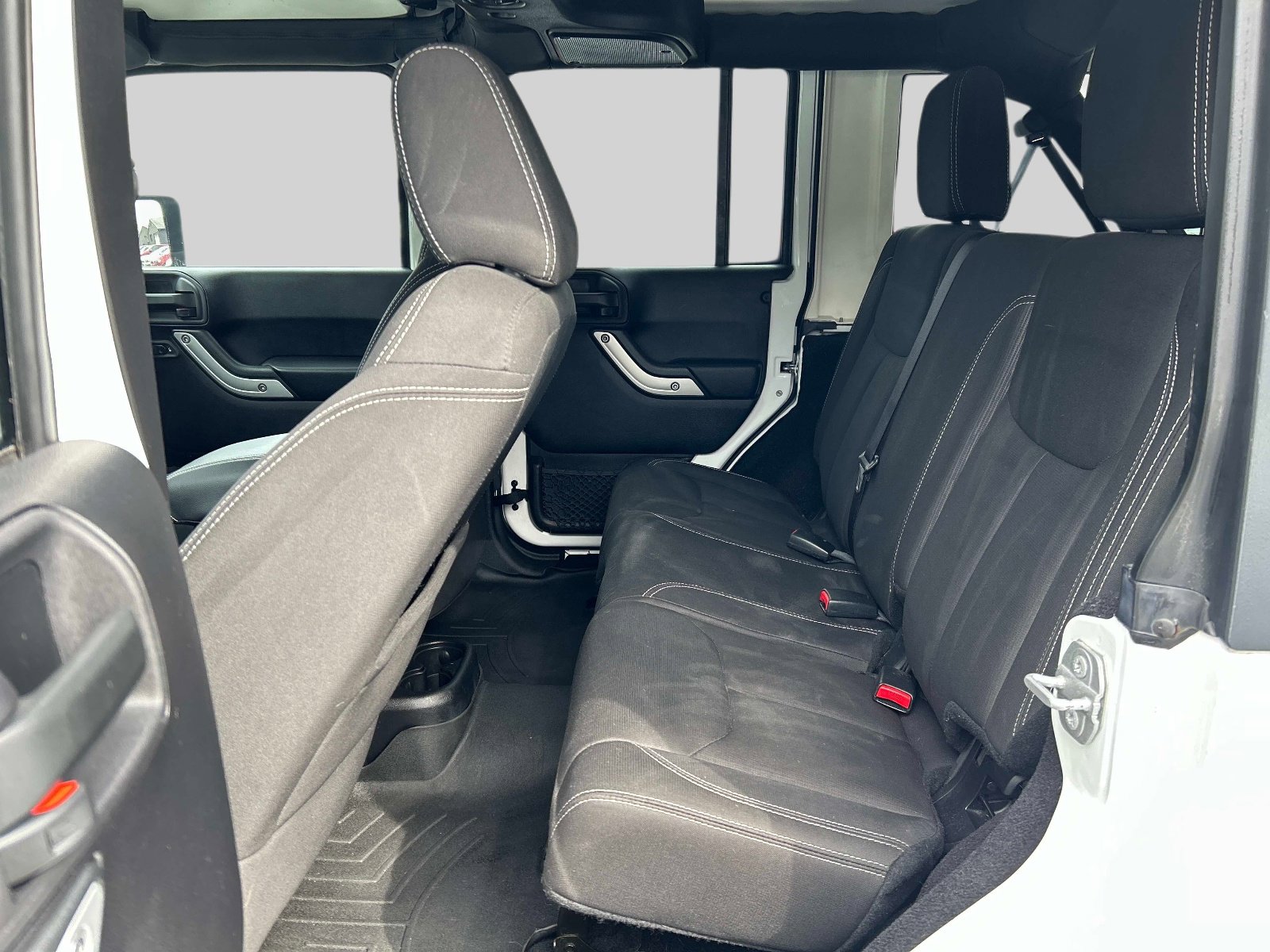 Used 2015 Jeep Wrangler Unlimited Sahara w/ Connectivity Group image 13