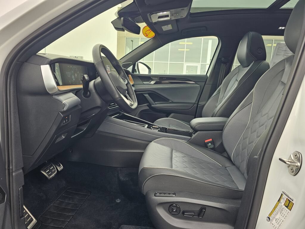 Certified 2025 Volkswagen Tiguan SEL R-Line AWD/4WD image 11