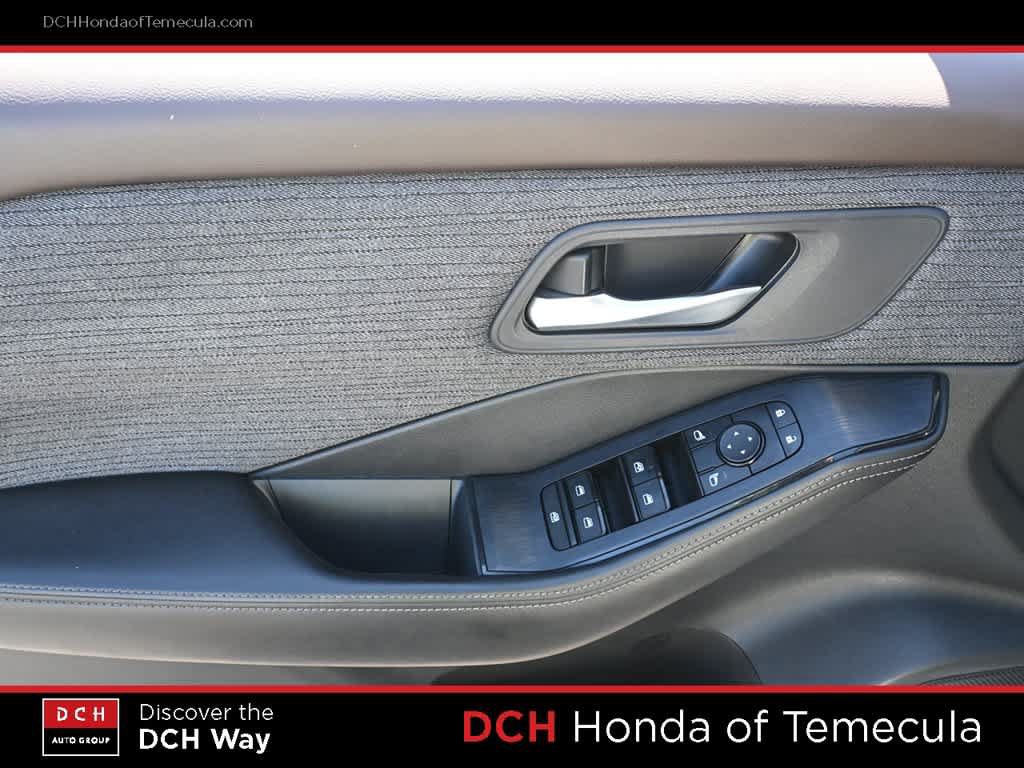 Used 2022 Nissan Rogue SV FWD image 16