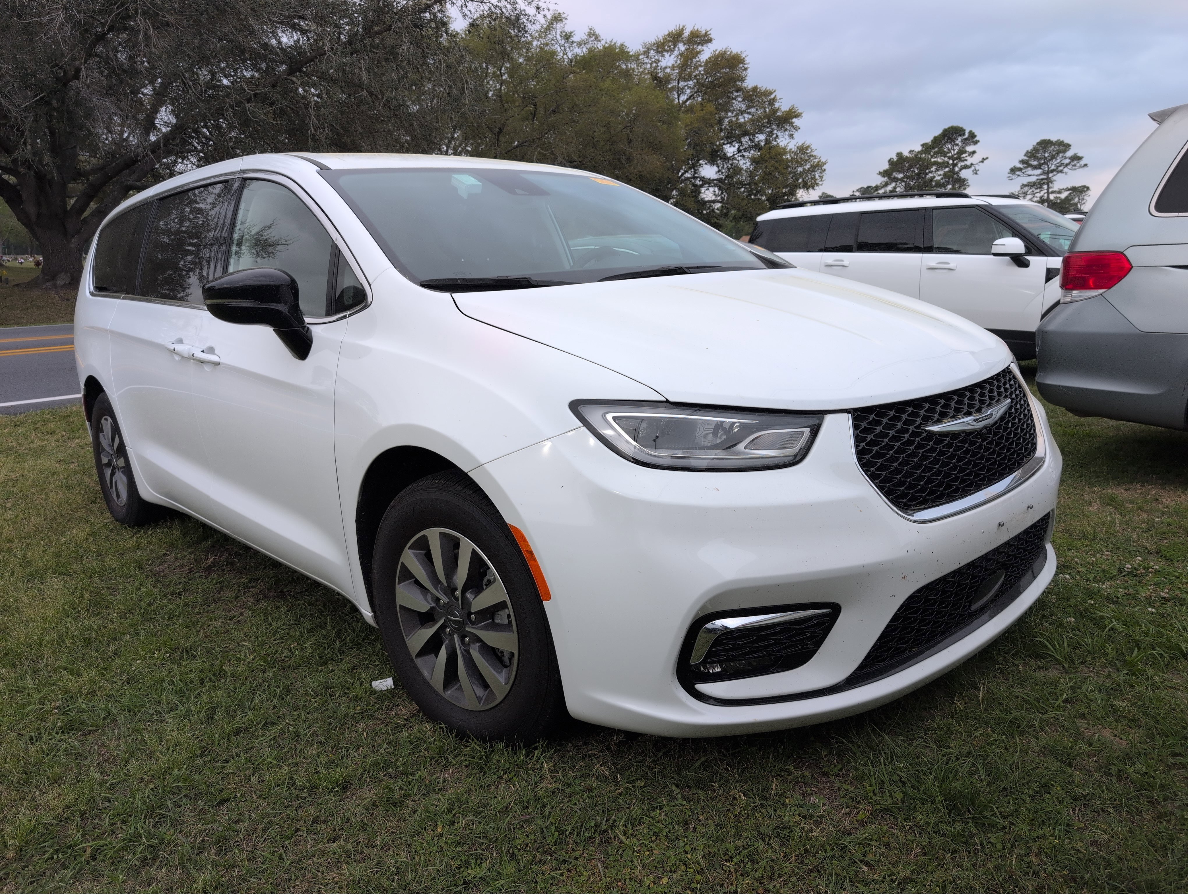 Used 2024 Chrysler Pacifica Select