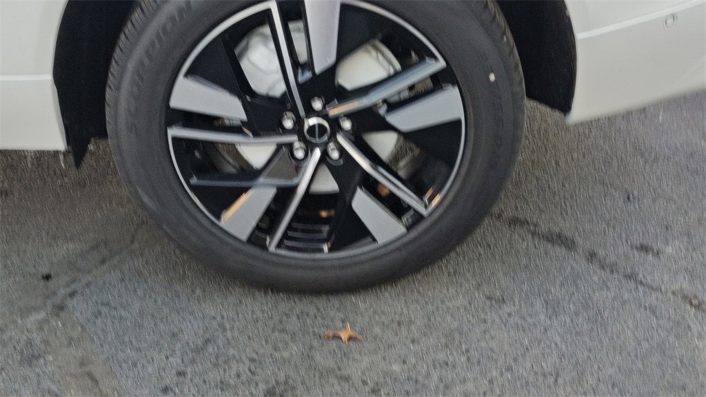 New 2026 Volvo XC60 B5 Plus w/ Climate Package image 28