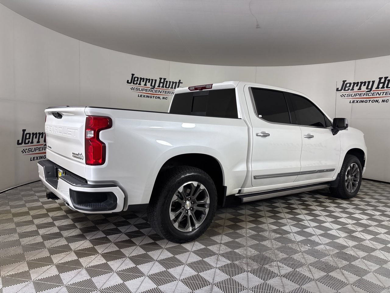 Used 2023 Chevrolet Silverado 1500 High Country w/ Technology Package AWD/4WD image 4