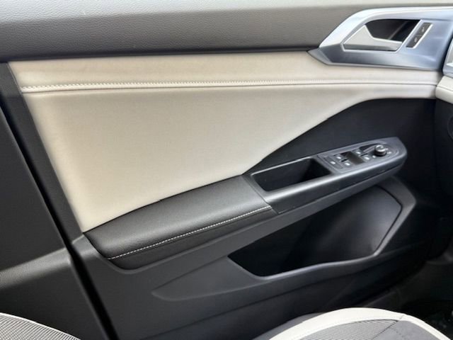 New 2025 Volkswagen Taos SE image 31