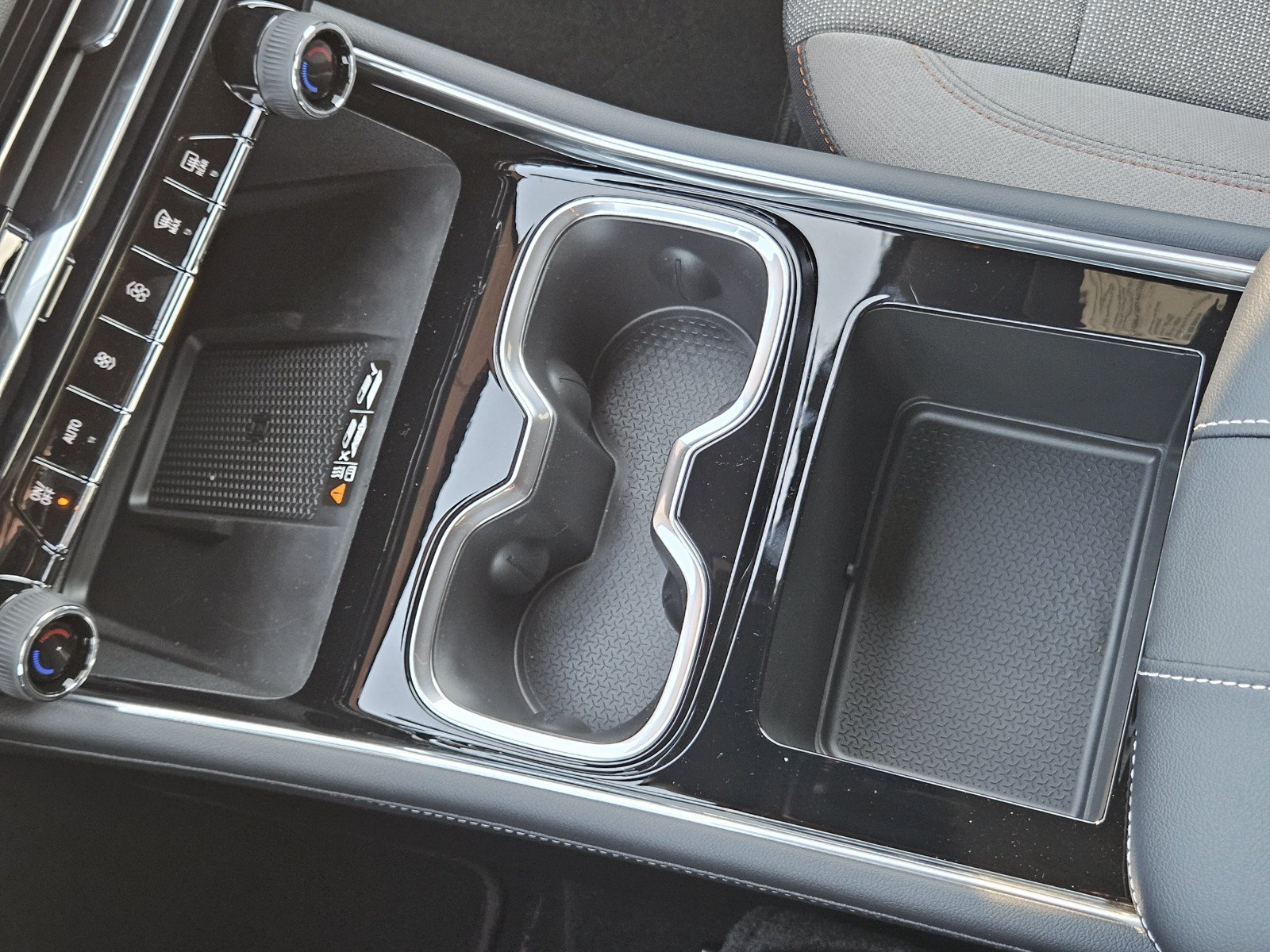 New 2027 Chevrolet Traverse LT w/ Midnight/Sport Edition FWD image 15