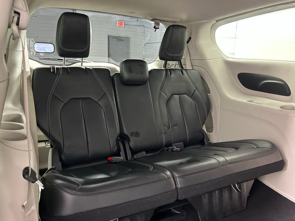Used 2023 Chrysler Pacifica Touring-L image 13
