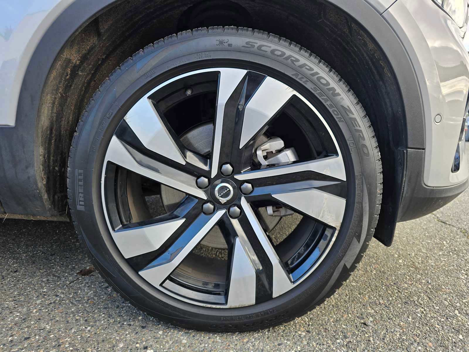 Certified 2025 Volvo XC40 B5 Plus w/ Climate Package image 9