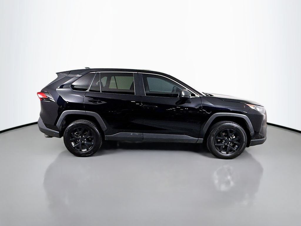 Used 2022 Toyota RAV4 LE FWD image 4