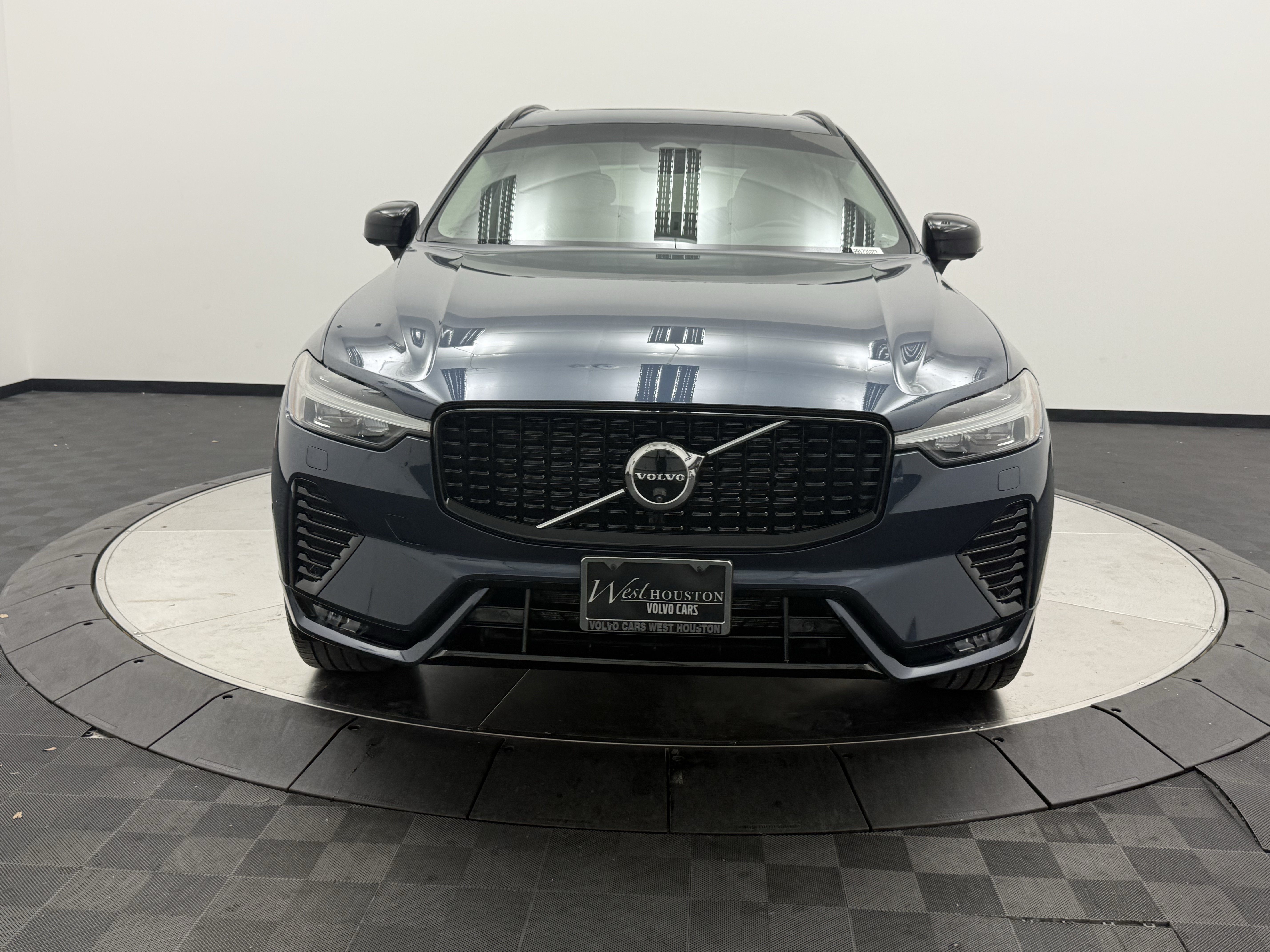 Used 2024 Volvo XC60 B5 Plus w/ Climate Package AWD/4WD image 2