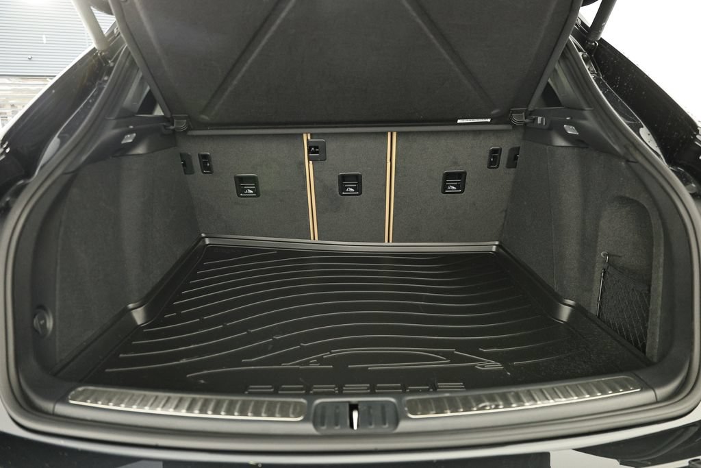 Certified 2026 Porsche Macan AWD/4WD image 32