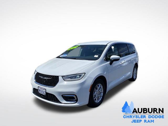 Used 2023 Chrysler Pacifica Touring-L FWD image 3