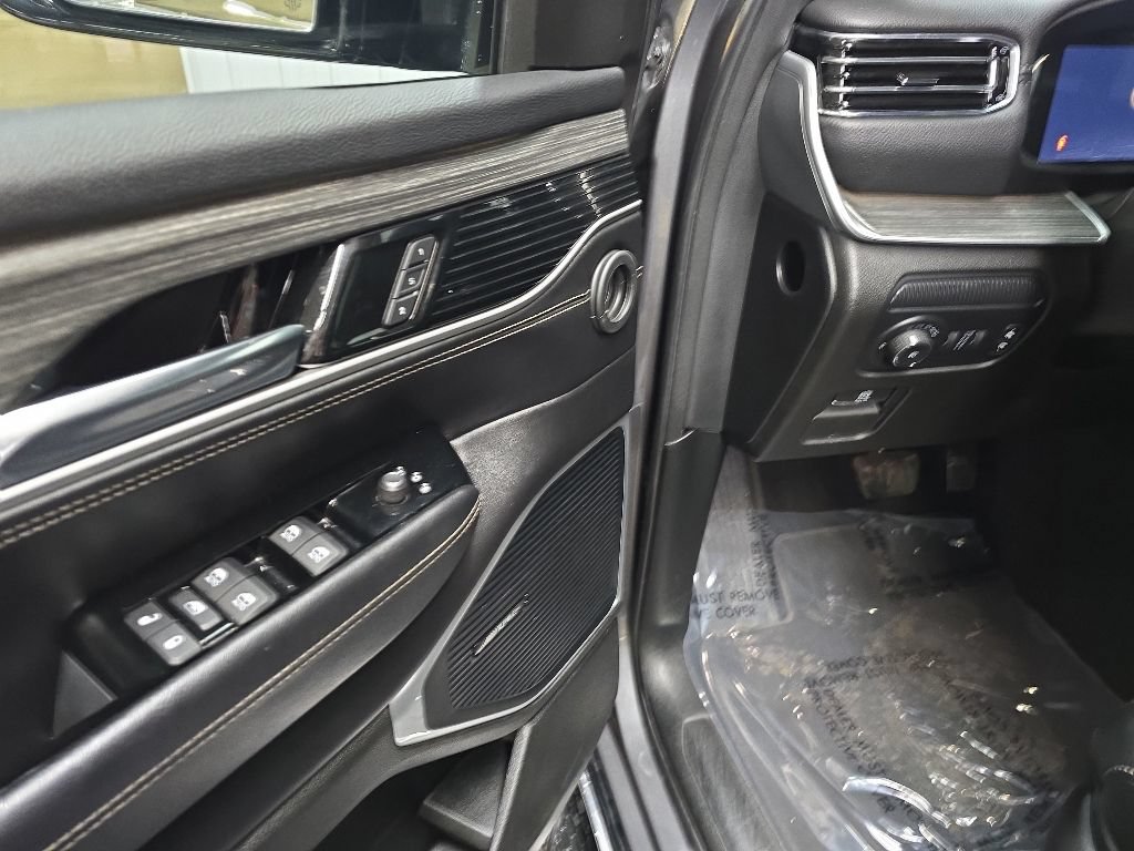 Used 2023 Jeep Wagoneer L Series III w/ Preferred Equipment Group AWD/4WD image 30