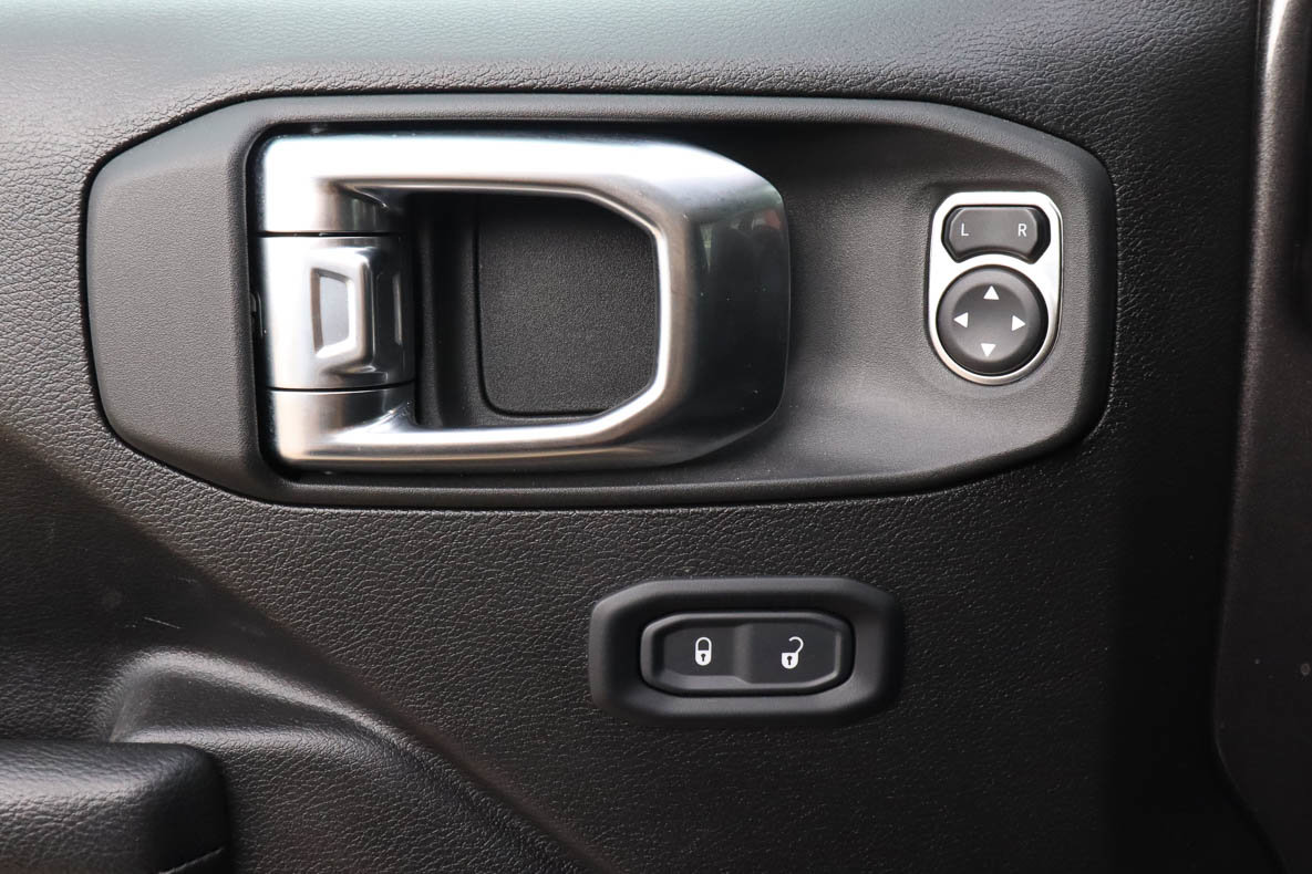 Used 2025 Jeep Wrangler Willys AWD/4WD image 17