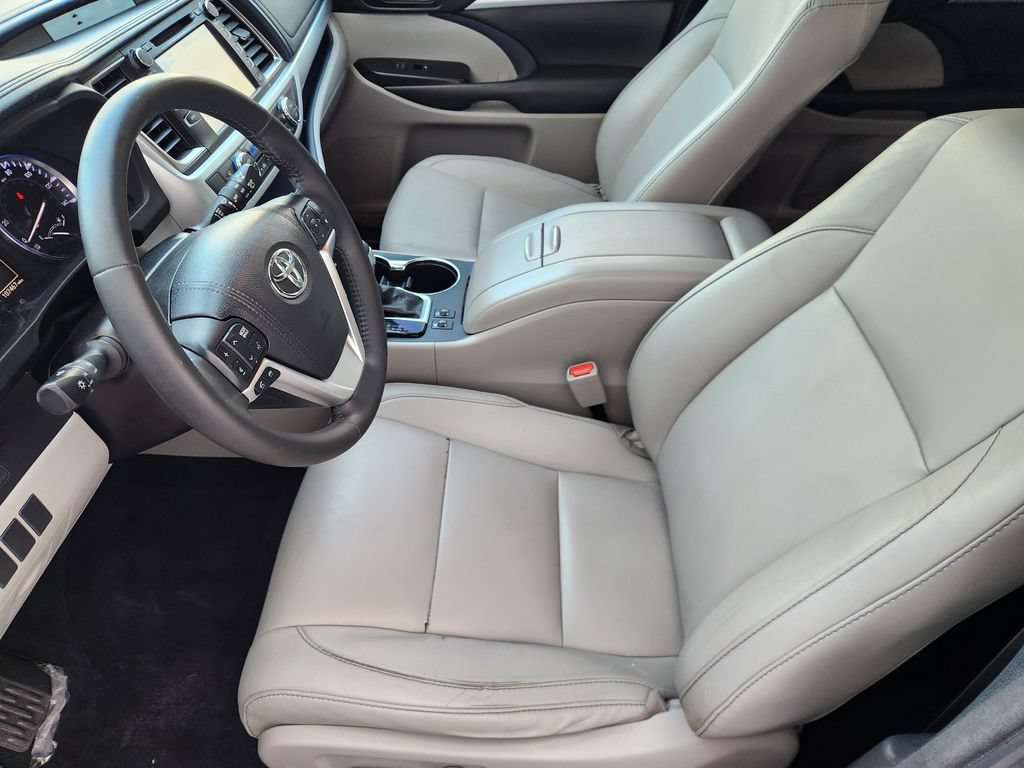 Used 2016 Toyota Highlander XLE FWD image 13