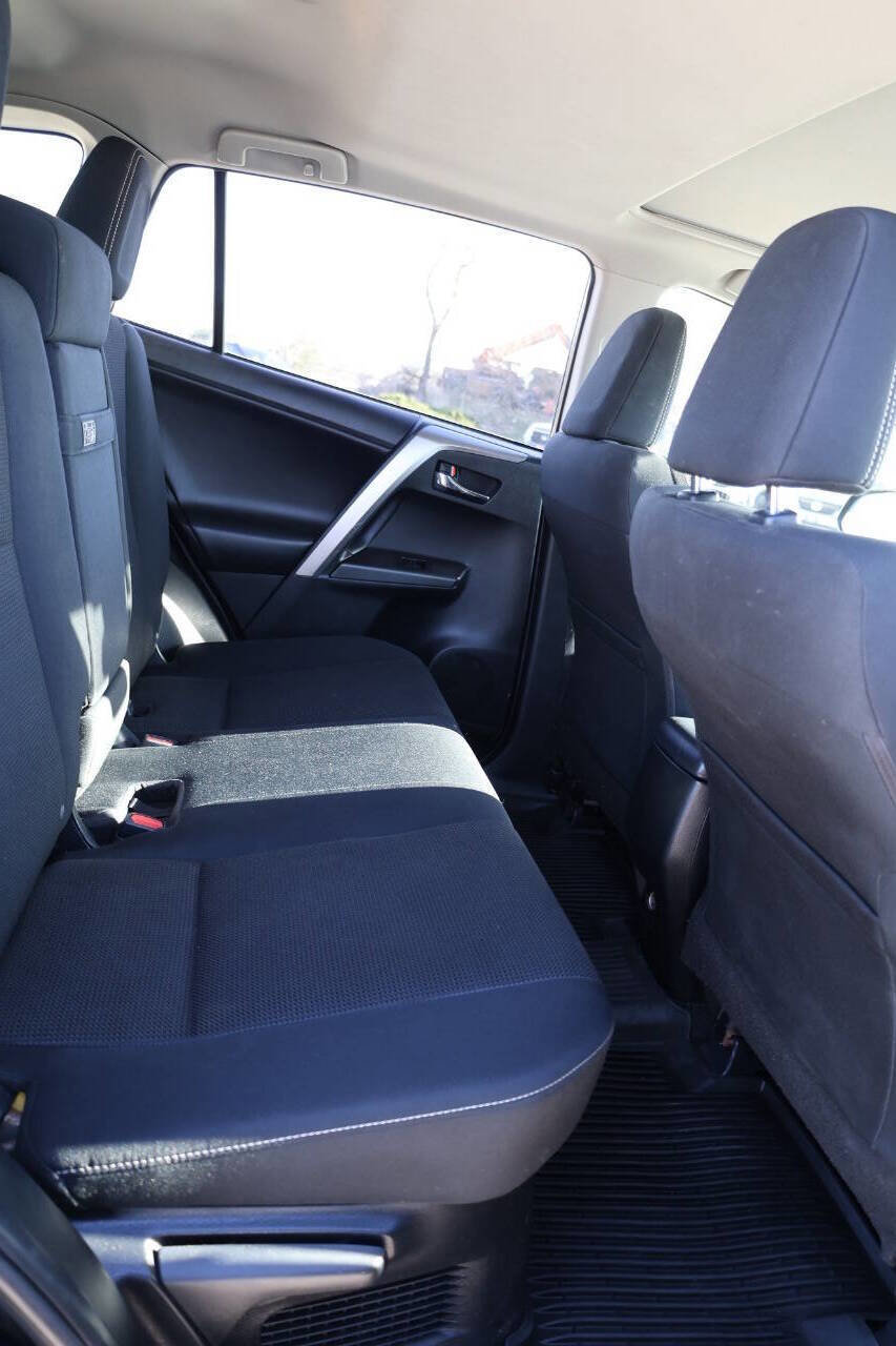 Used 2018 Toyota RAV4 XLE AWD/4WD image 16