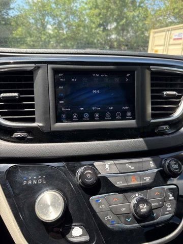 Used 2020 Chrysler Pacifica Touring-L FWD image 11
