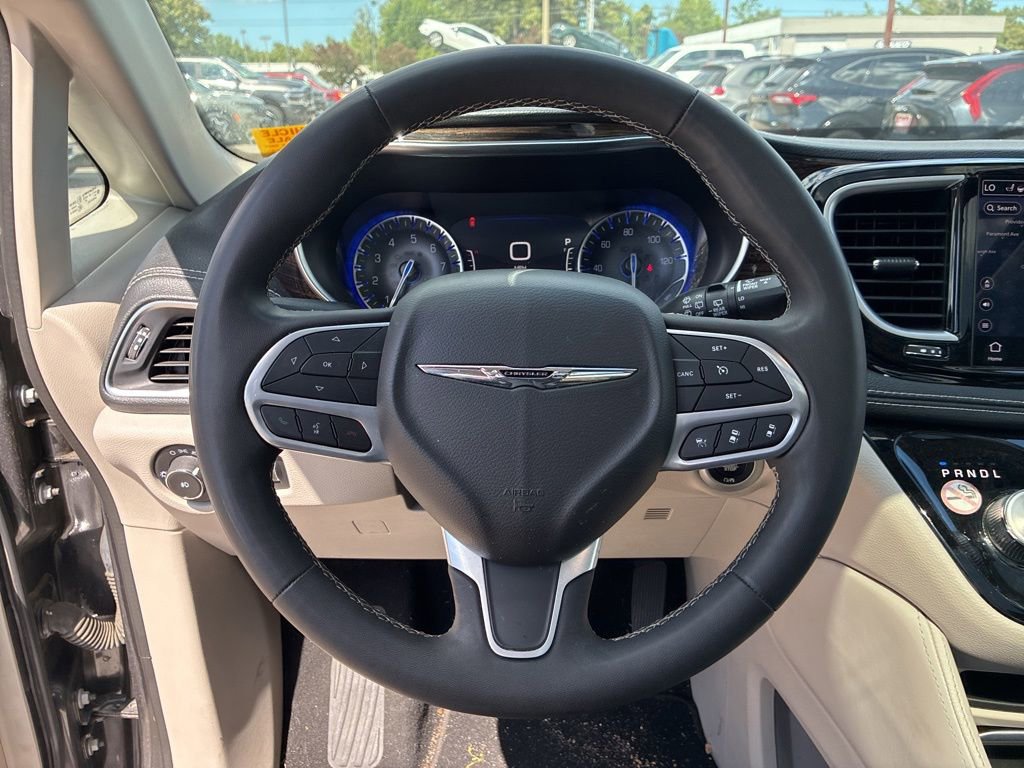 Used 2023 Chrysler Pacifica Limited FWD image 21