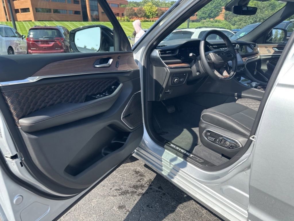 Used 2023 Jeep Grand Cherokee Summit image 22