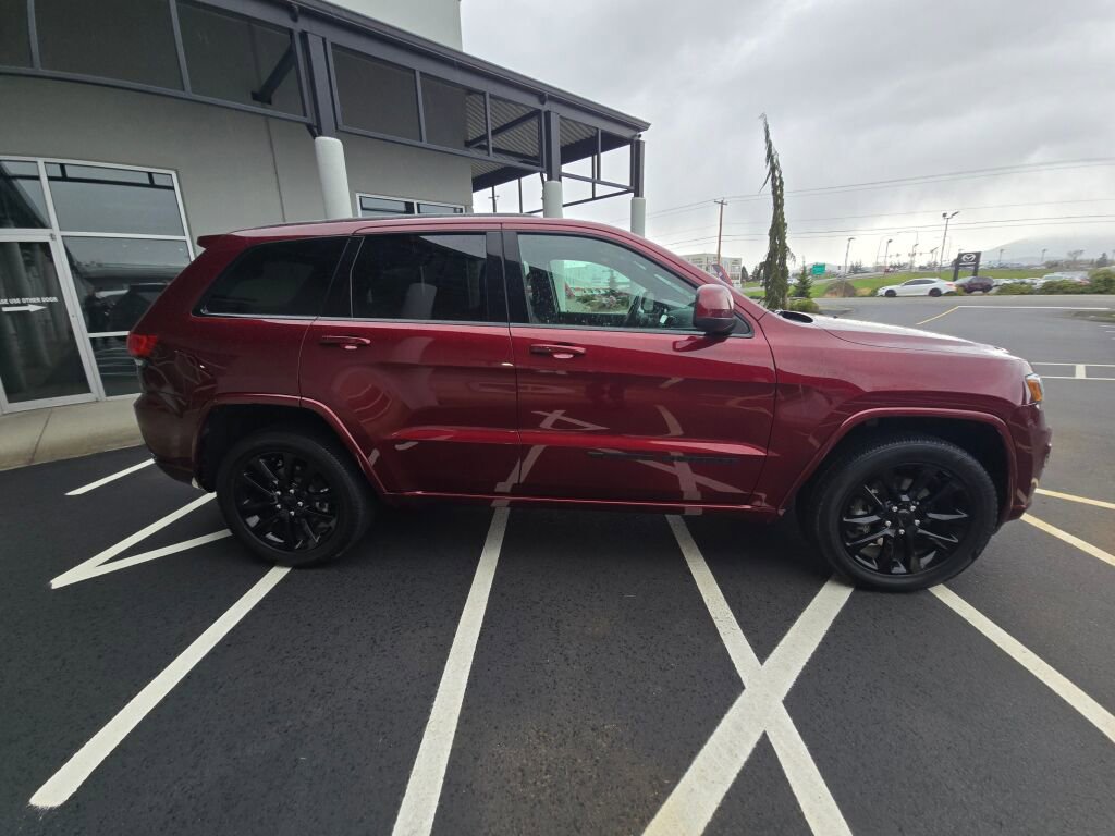 Used 2022 Jeep Grand Cherokee Laredo X image 4