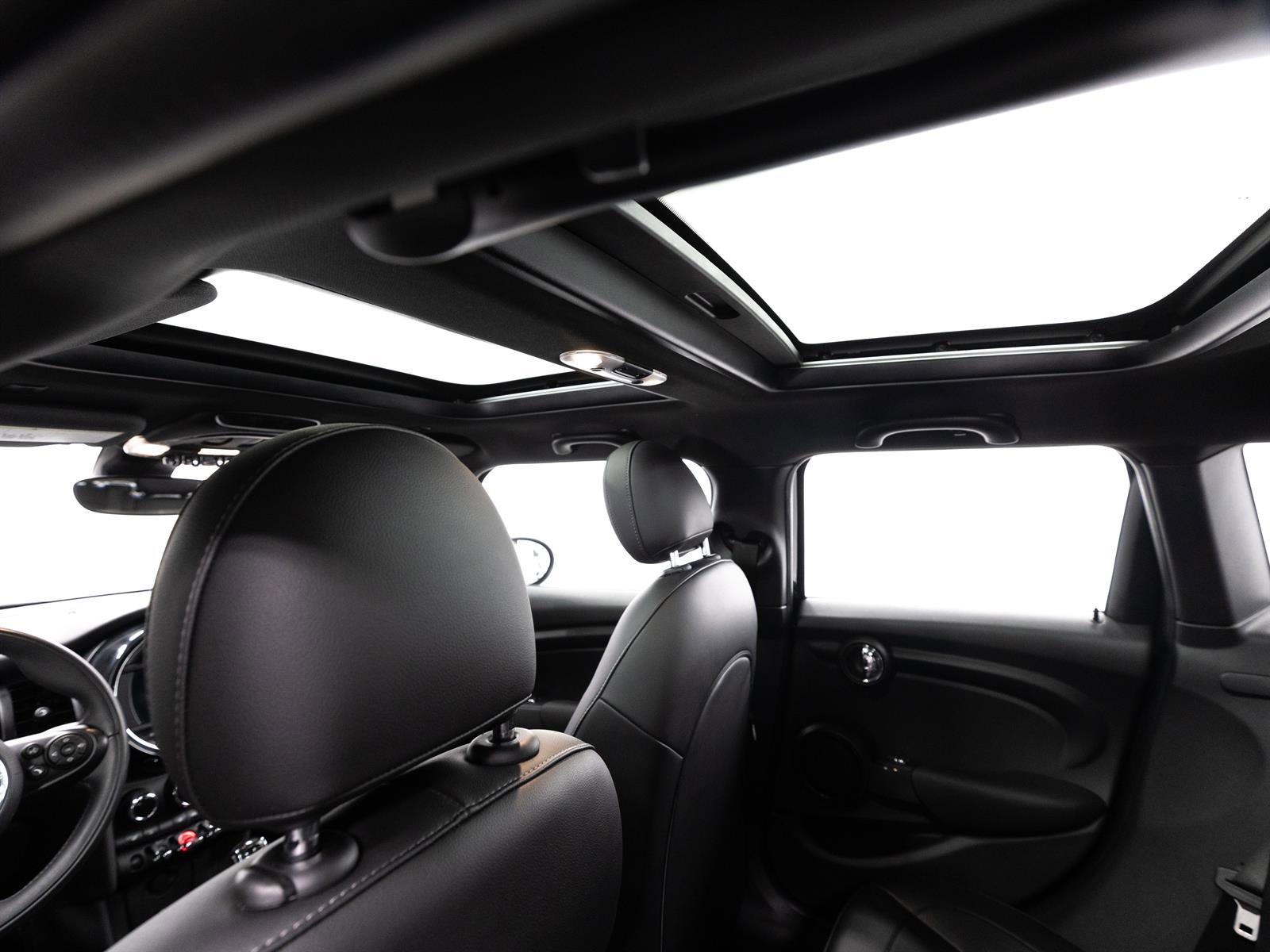 Used 2021 MINI Cooper 4-Door Hardtop image 5