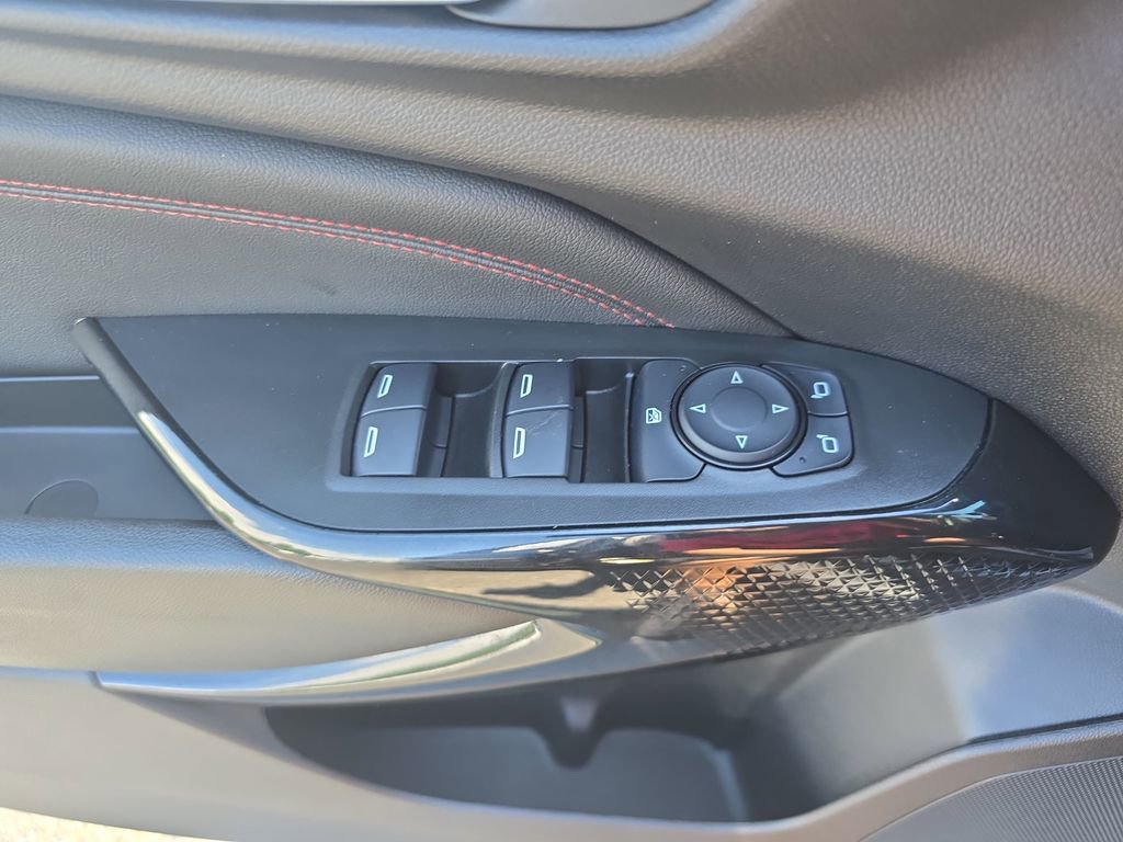 Used 2025 Chevrolet Trax RS w/ Sunroof Package image 29