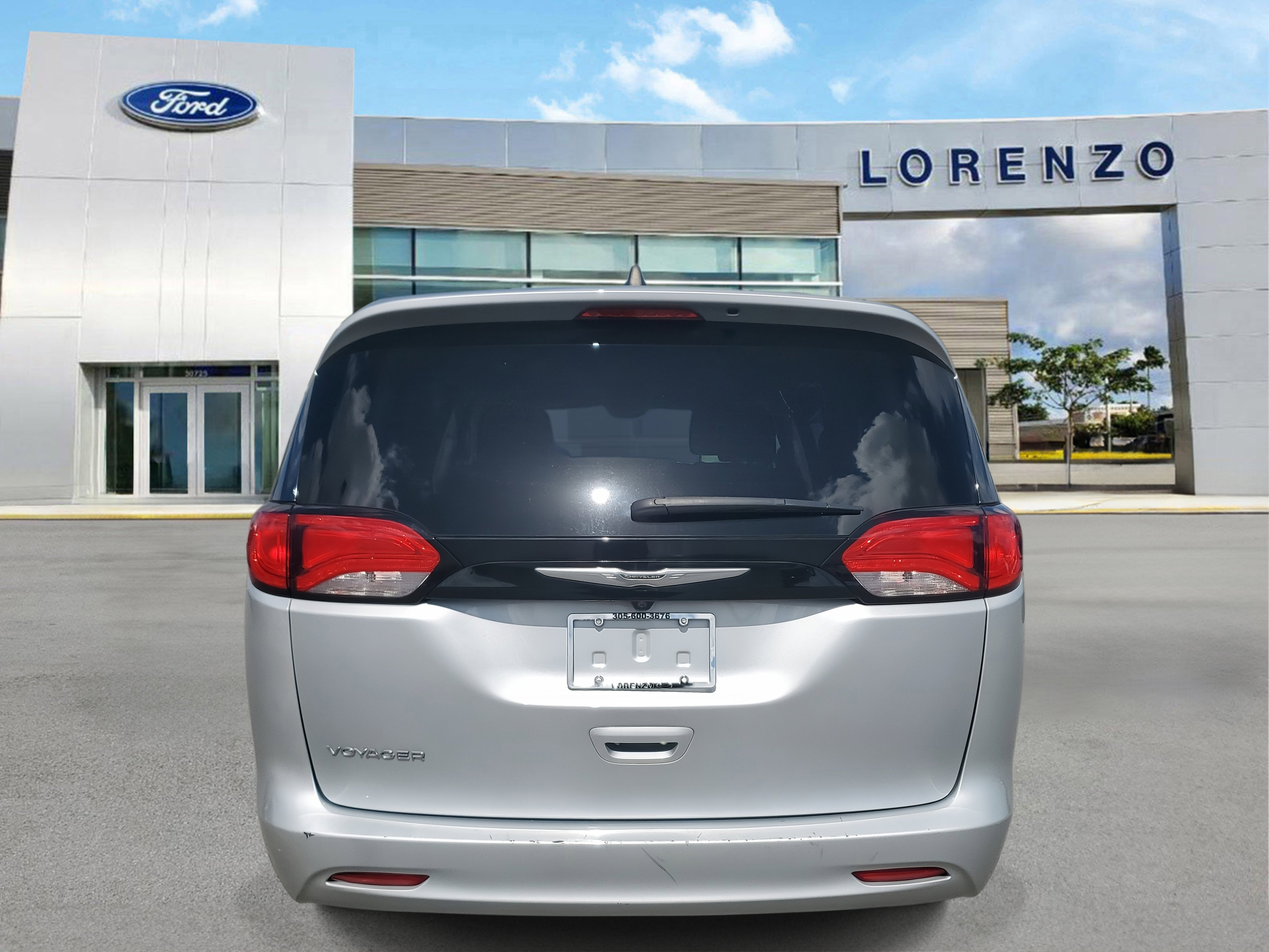 Used 2023 Chrysler Voyager LX image 6