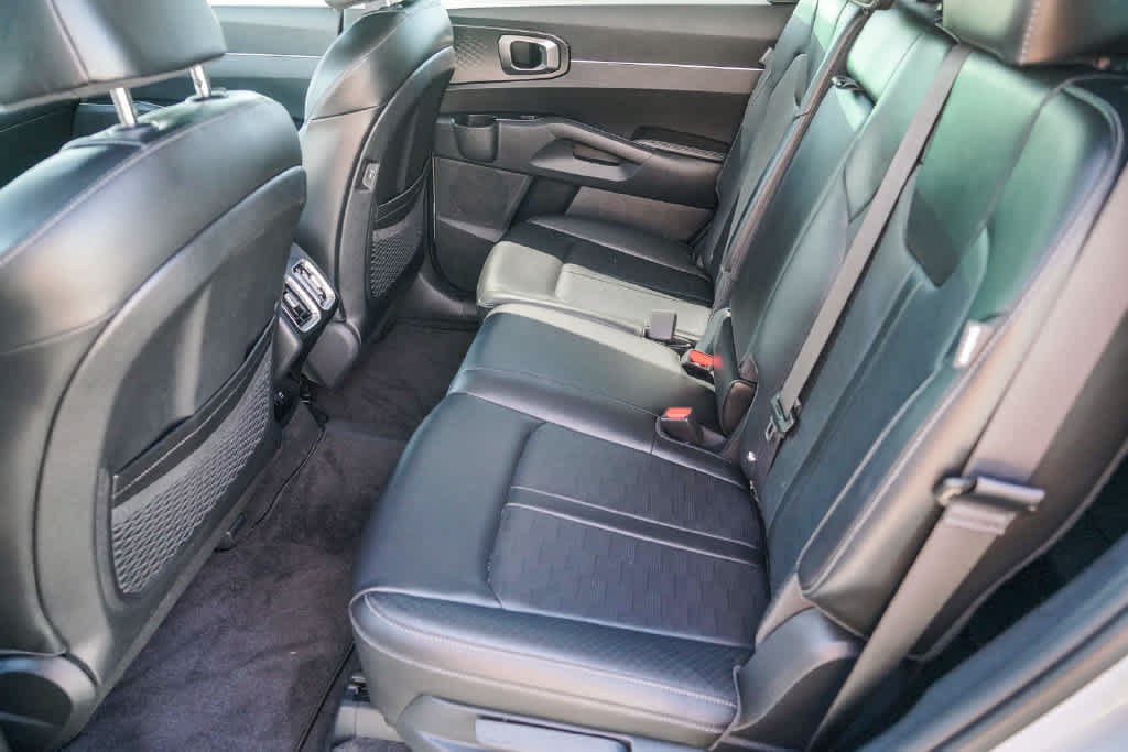Certified 2025 Kia Sorento S w/ Panoramic Sunroof Package FWD image 17