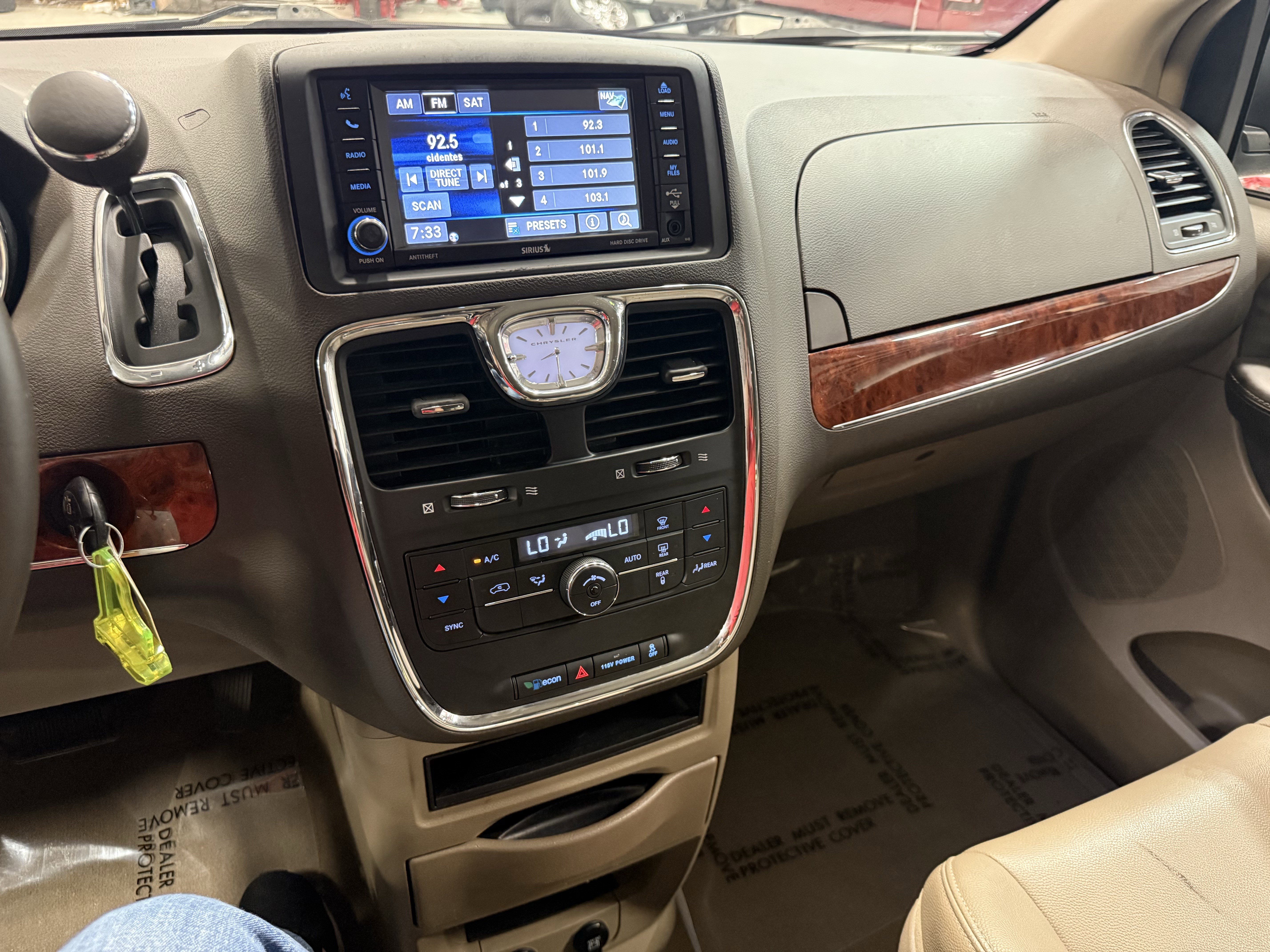 Used 2014 Chrysler Town & Country Touring-L image 28