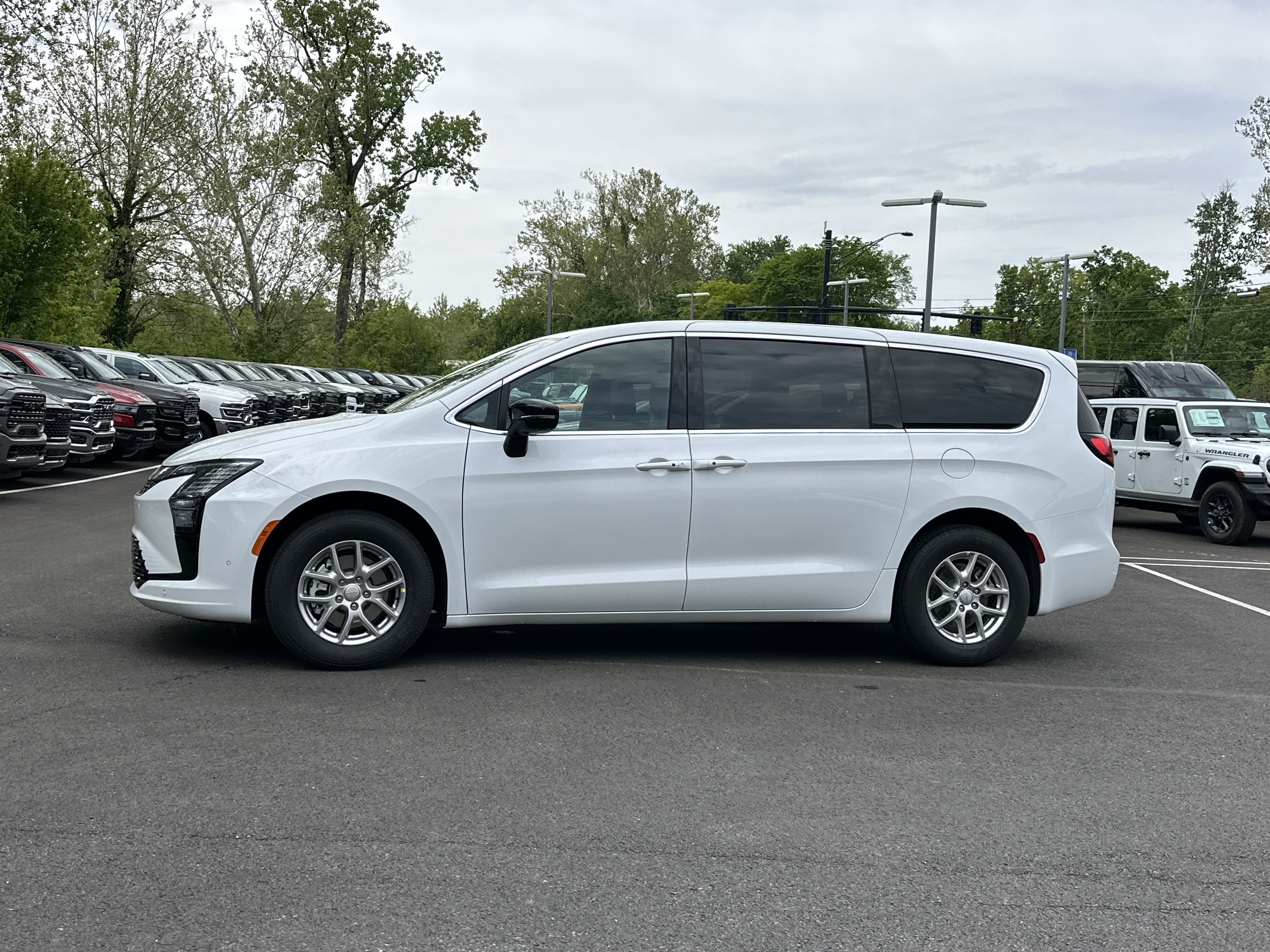New 2027 Chrysler Pacifica Select w/ Family Tech Group FWD image 23