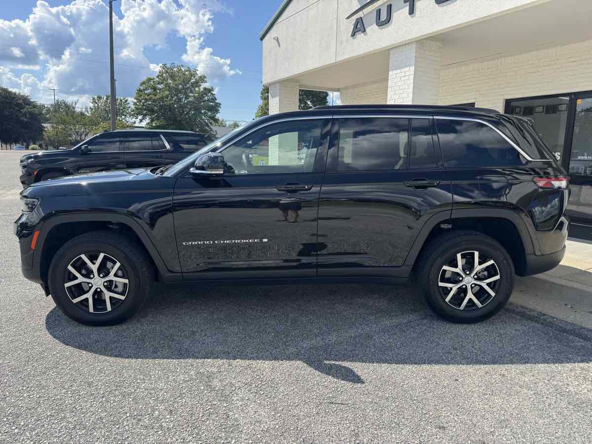 Used 2025 Jeep Grand Cherokee Limited w/ Luxury Tech Group II AWD/4WD image 45
