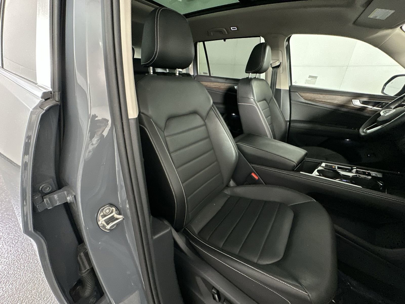 Used 2025 Volkswagen Atlas SEL AWD/4WD image 27