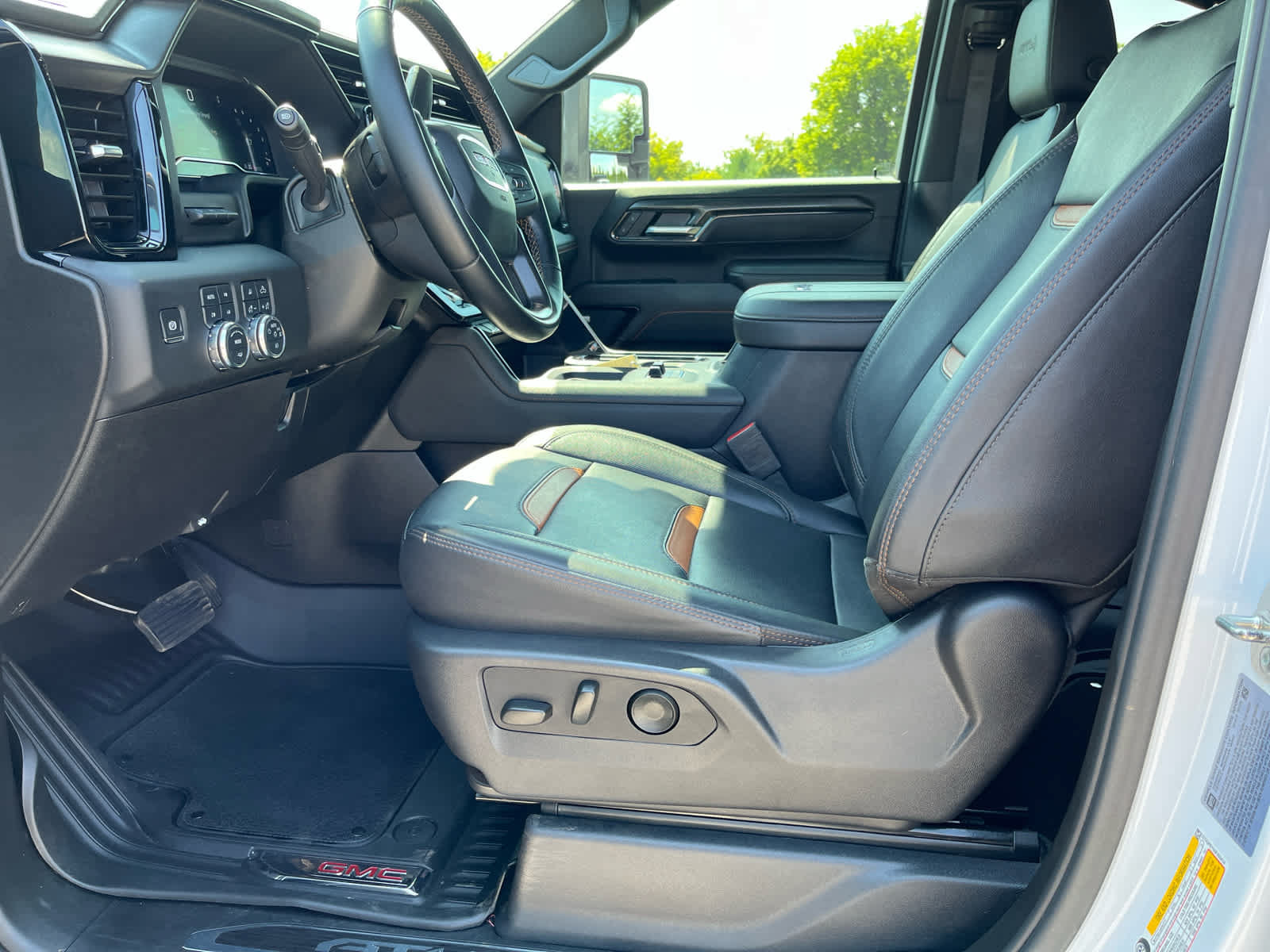 Used 2025 GMC Sierra 2500 AT4 w/ AT4 Premium Plus Package AWD/4WD image 10