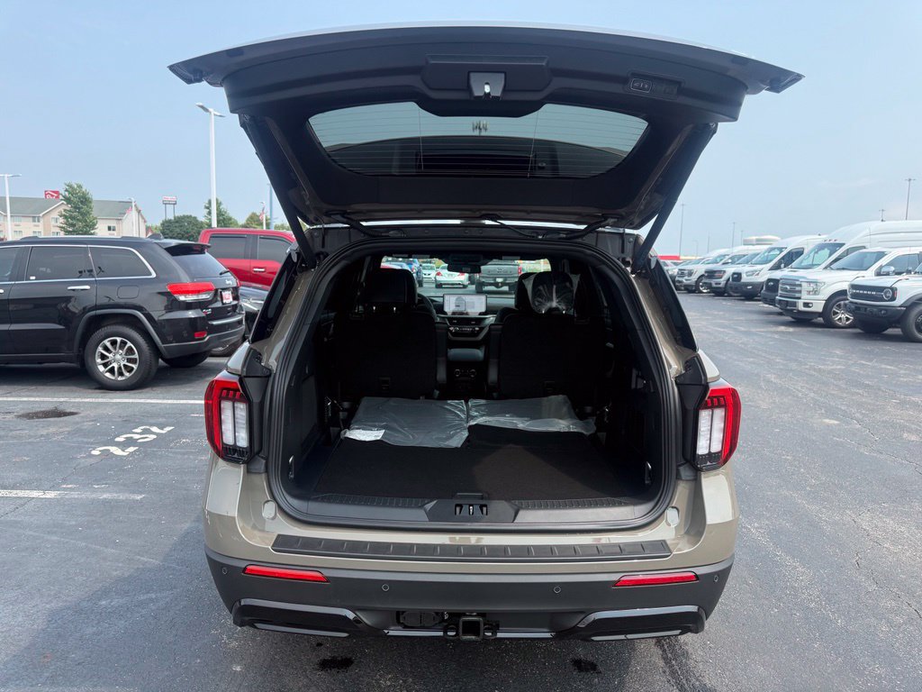 New 2026 Ford Explorer ST-Line w/ ST-Line Street Pack AWD/4WD image 45