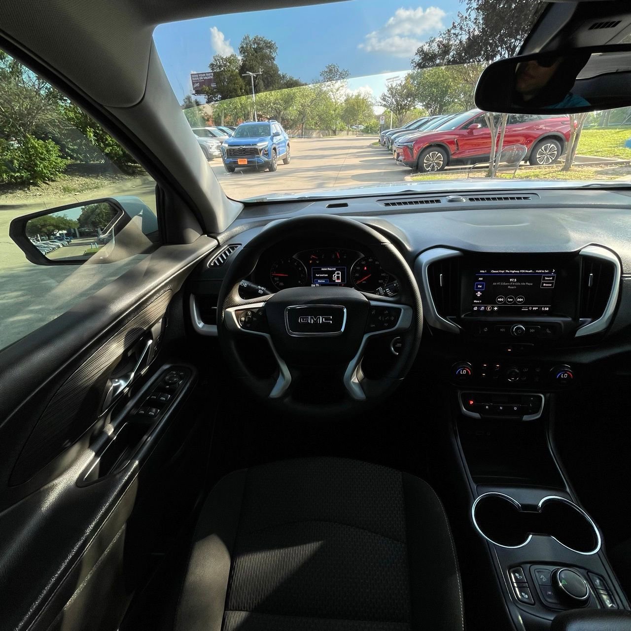 Used 2024 GMC Terrain SLE w/ Driver Convenience Package FWD image 11