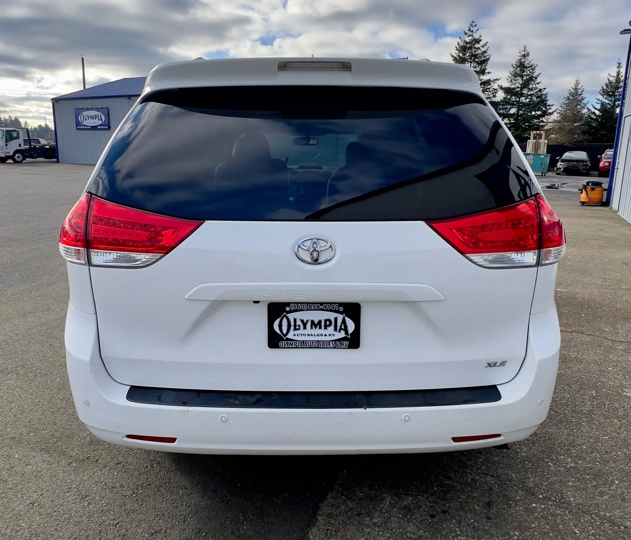 Used 2011 Toyota Sienna XLE w/ Premium Pkg image 9