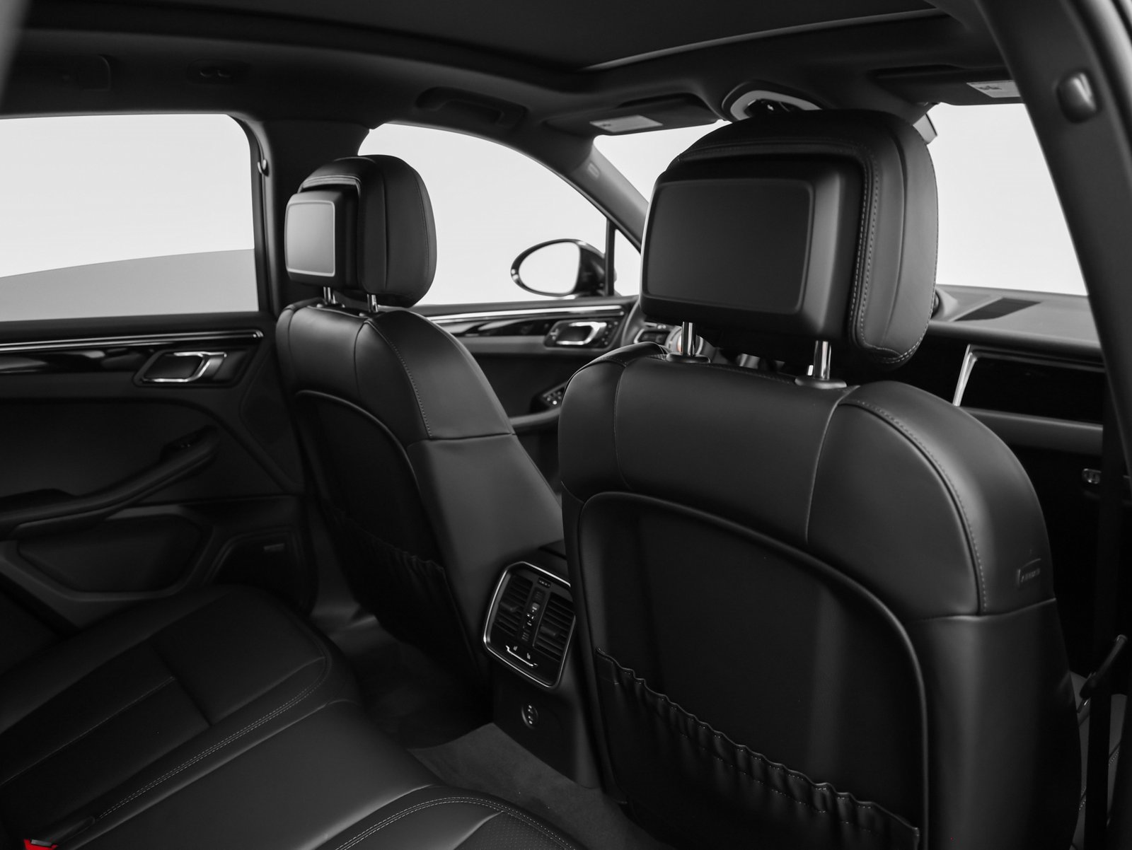 Certified 2025 Porsche Macan image 24