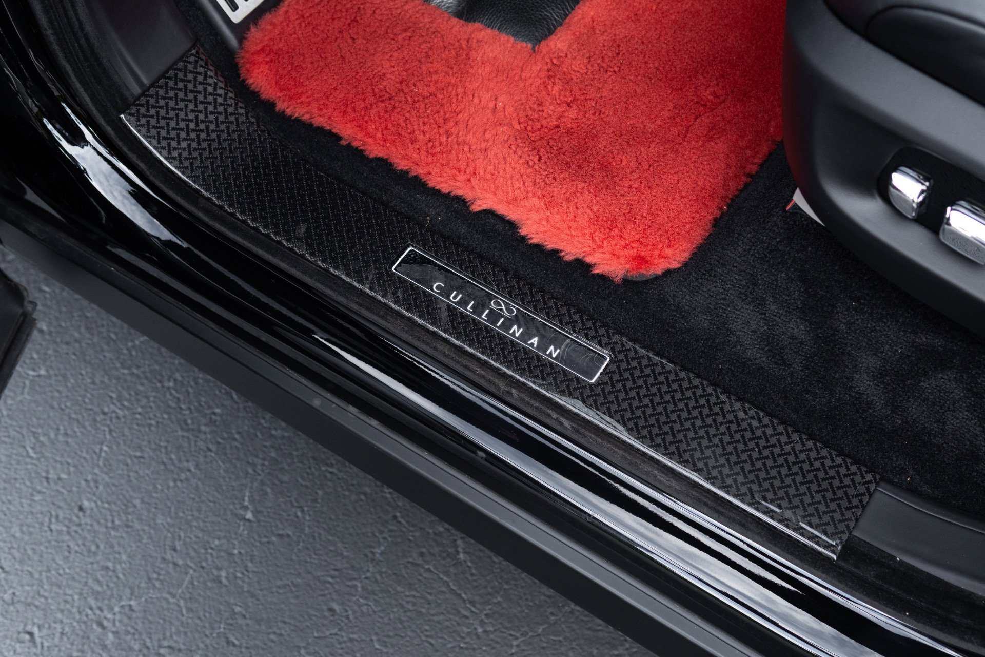 Used 2022 Rolls-Royce Cullinan Black Badge w/ Dark Exterior Package AWD/4WD image 34