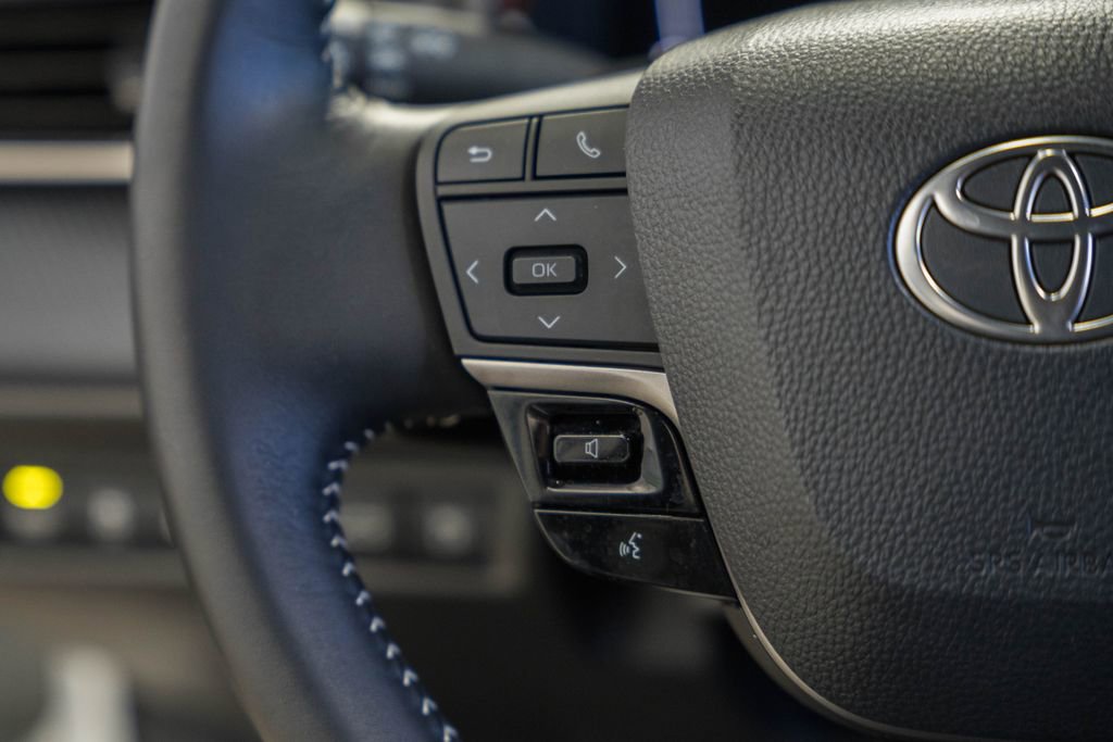 Used 2025 Toyota Camry SE image 27