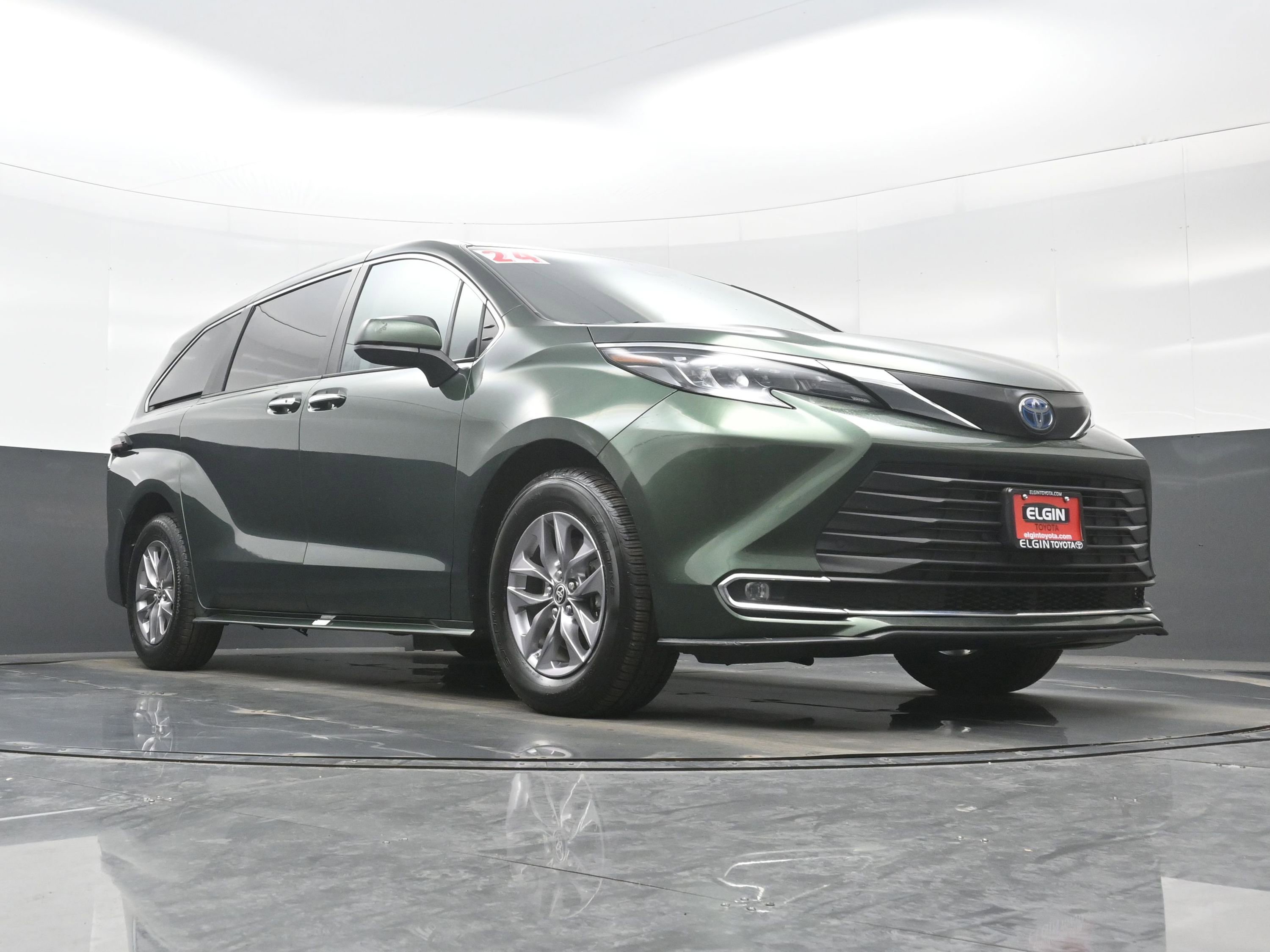 Used 2024 Toyota Sienna XLE image 28