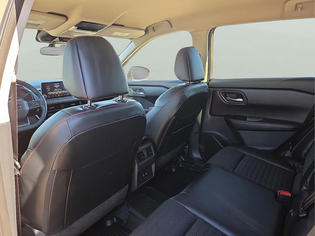 Used 2025 Nissan Rogue SV image 11