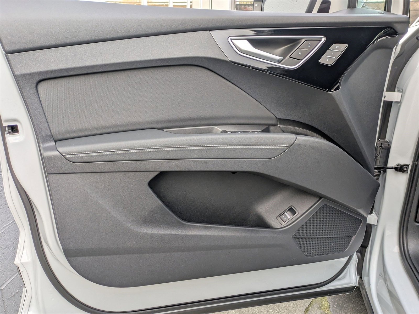 Used 2025 Audi Q4 e-tron Prestige image 16