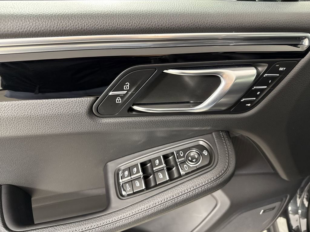 Certified 2025 Porsche Macan image 34