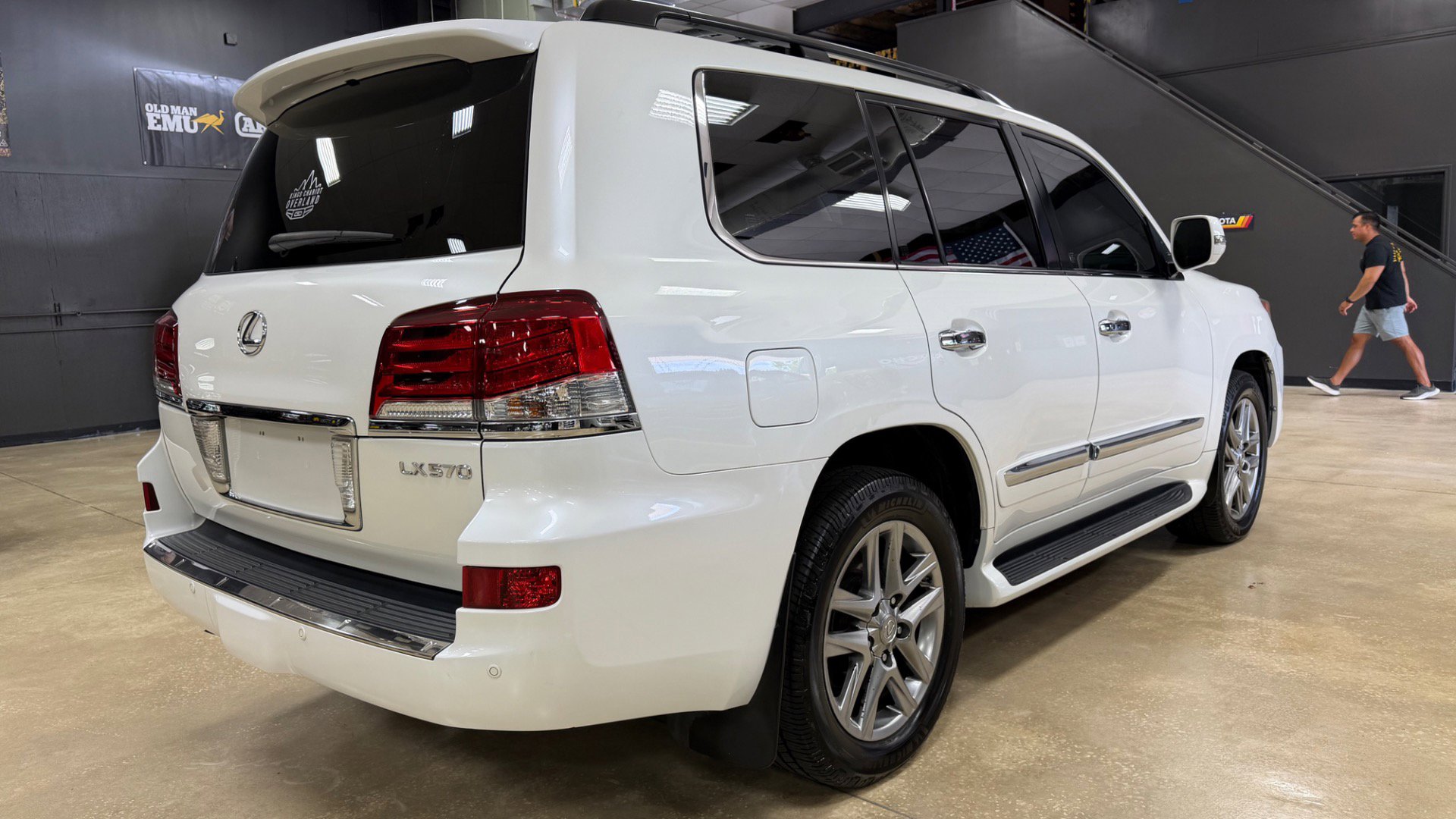Used 2013 Lexus LX 570 4WD w/ Luxury Pkg w/Pre-crash image 8